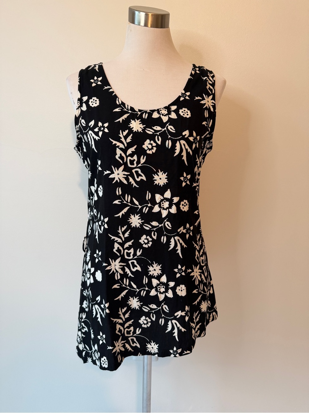 Wind River NWT Rayon Women’s Black White Floral Asymmetrical Hem Tank Boho, M